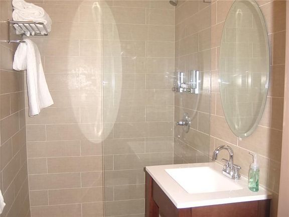 4th image of 544 W 48th St