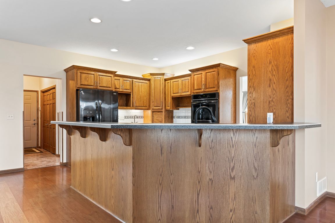 Kitchen, w/ Breakfast Bar