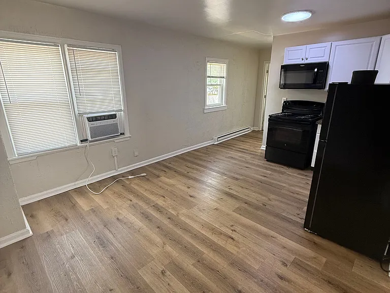 261 Niagara Ave — Photo 17