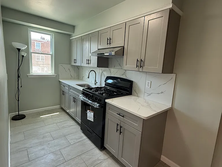 2922 Fanshawe St — Photo 10