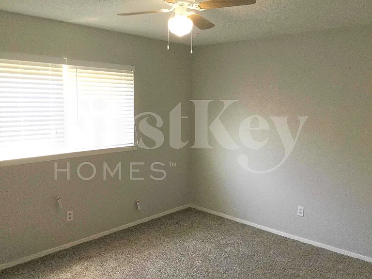1309 Monterrey Dr — Photo 11