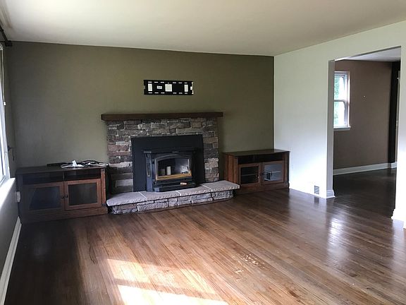 Living Room w/built in storage