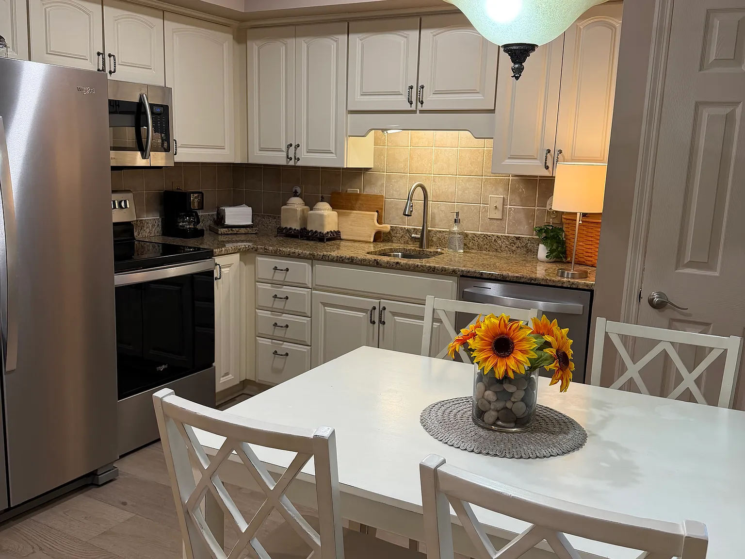 2 bed, 1.5 bath, 1025 sqft, $2,100 — Photo 3
