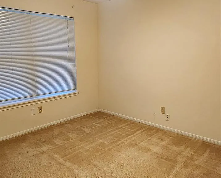 16807 Sussex Dr — Photo 37
