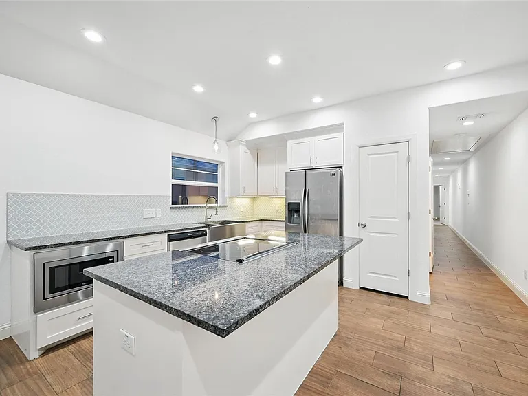 607 E Carter St #609 — Photo 4