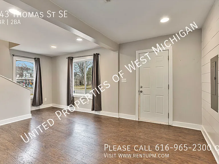 743 Thomas St SE — Photo 2