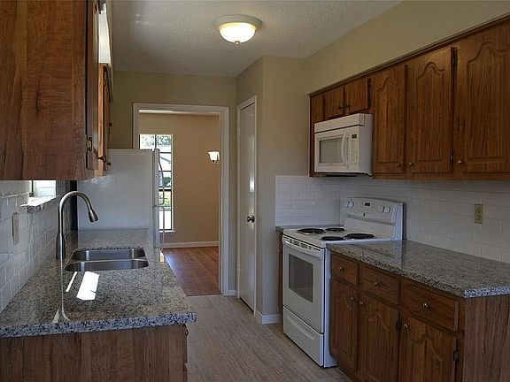 Kitchen w/ granite counters