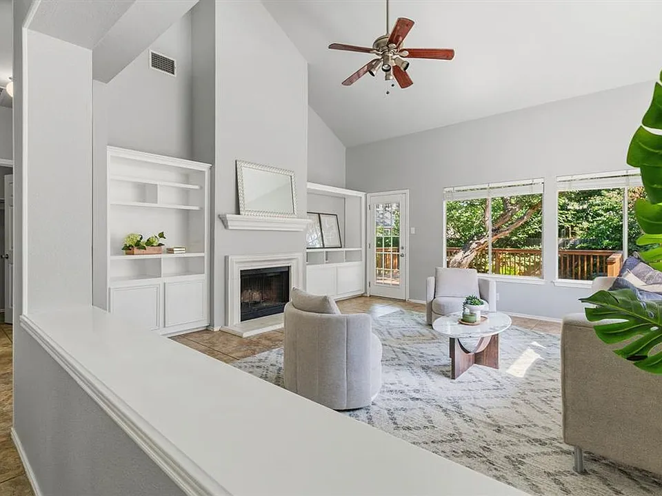 2402 Sparrow Dr