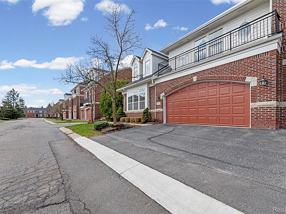 3rd image of 4392 Gateway Cir