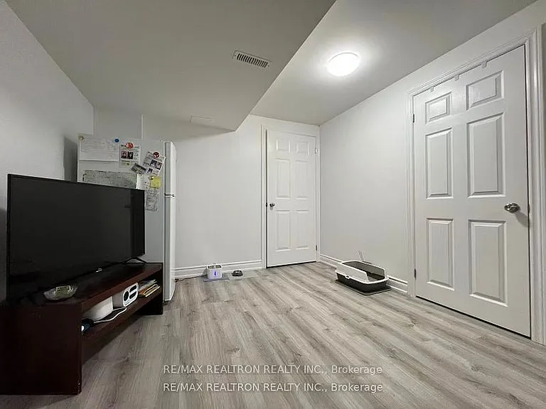 8 Queen Isabella Cres #LOWER — Photo 5