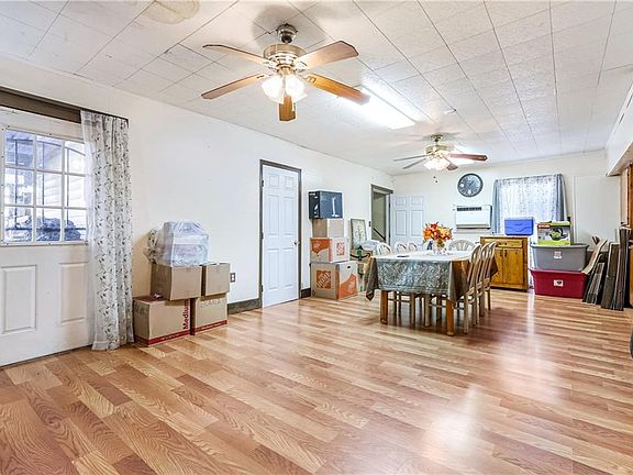 3rd image of 4821 Congress Dr