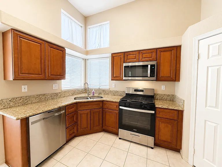 1281 Osprey St — Photo 4