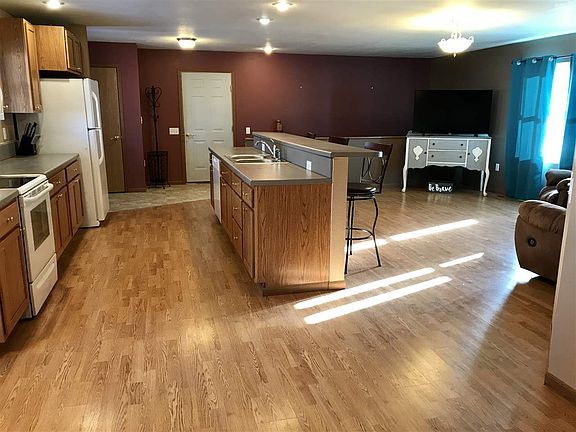 4th image of 215 E Main St
