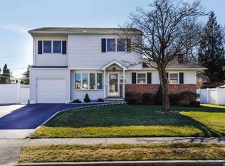 24 Seminole Dr, Commack, NY 11725