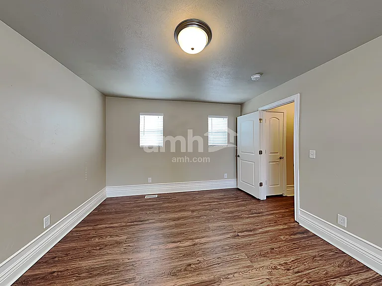 228 W Cedar Grove Ln — Photo 8