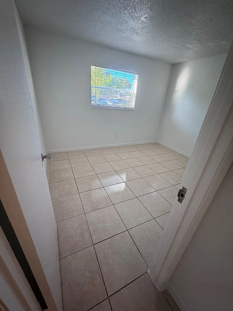 5875 SW 41 St — Photo 2