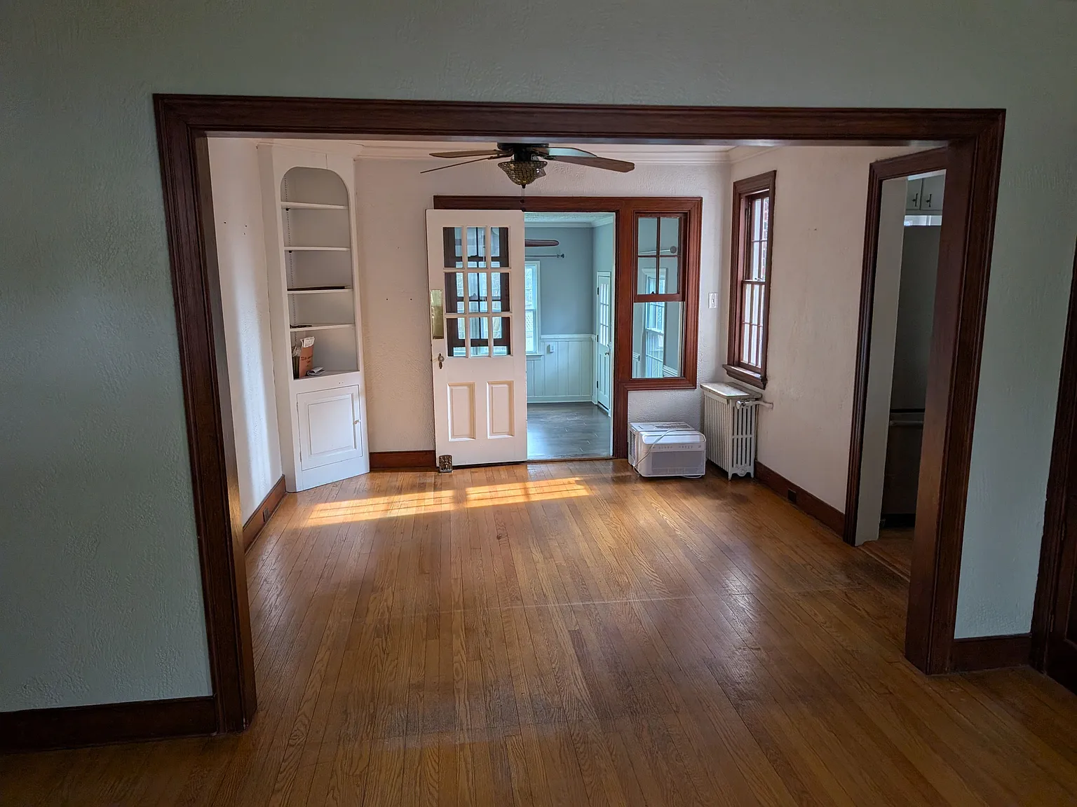 4 bed, 2.0 bath, 2300 sqft, $3,350 — Photo 3