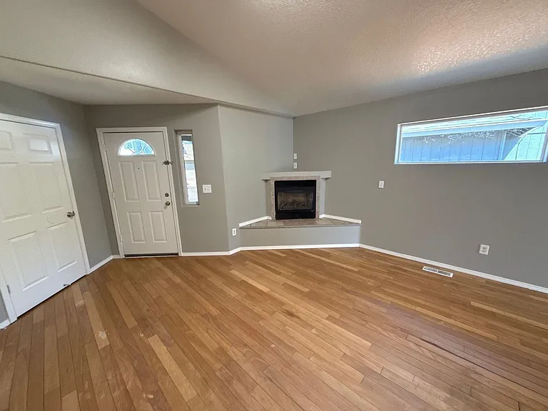 4312 Sacramento Ct NE — Photo 2