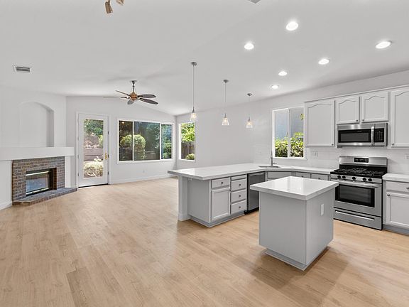 3rd image of 2921 Fox Hill Dr