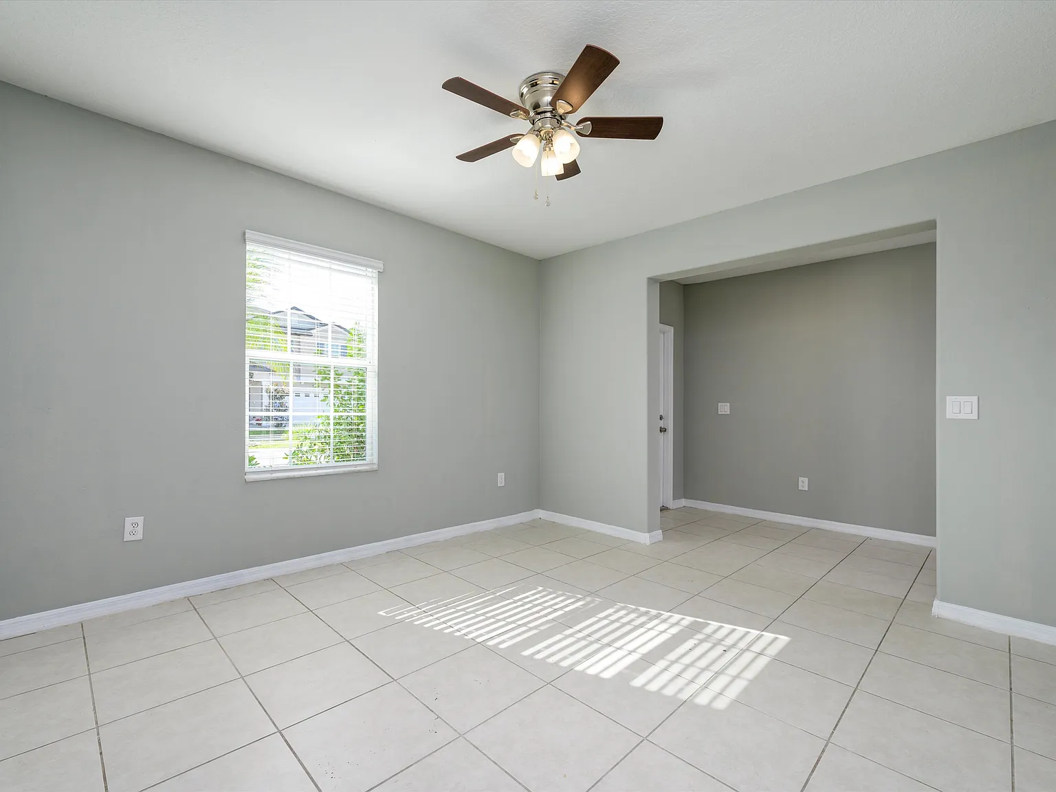 5 bed, 2.5 bath, 2896 sqft, $2,849 — Photo 4