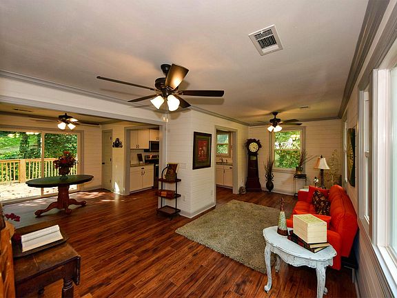 3rd image of 939 Patricia Dr