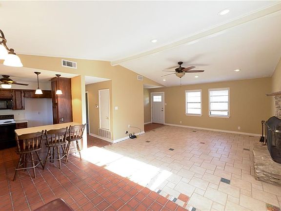 3rd image of 1103 Oakwood Dr