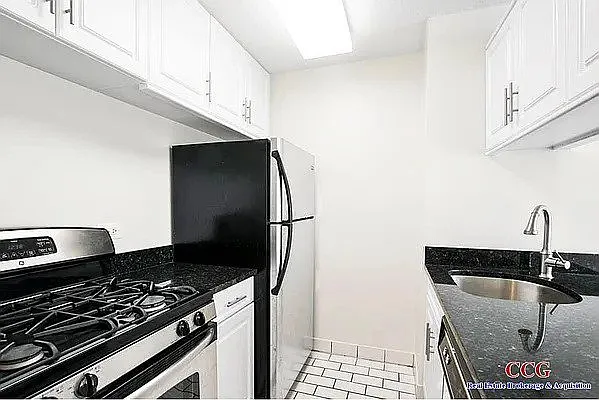 Rented by SERHANT. | media 19