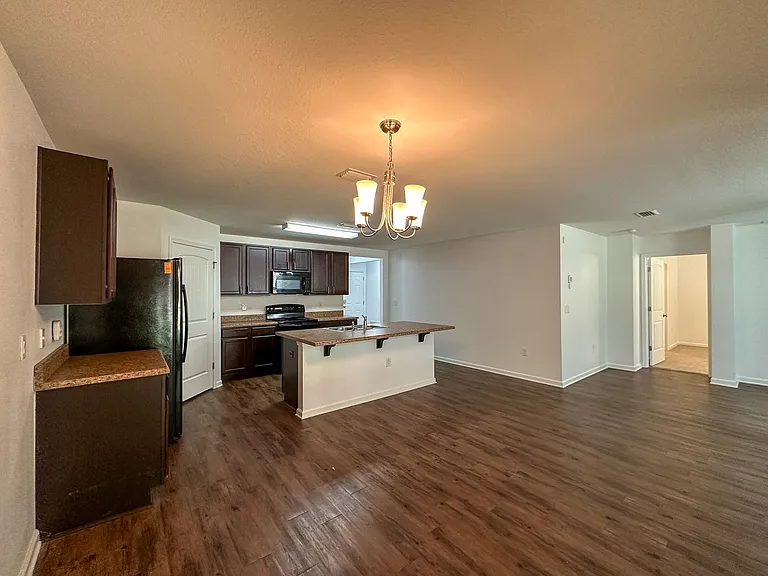 2123 Waltham St — Photo 4