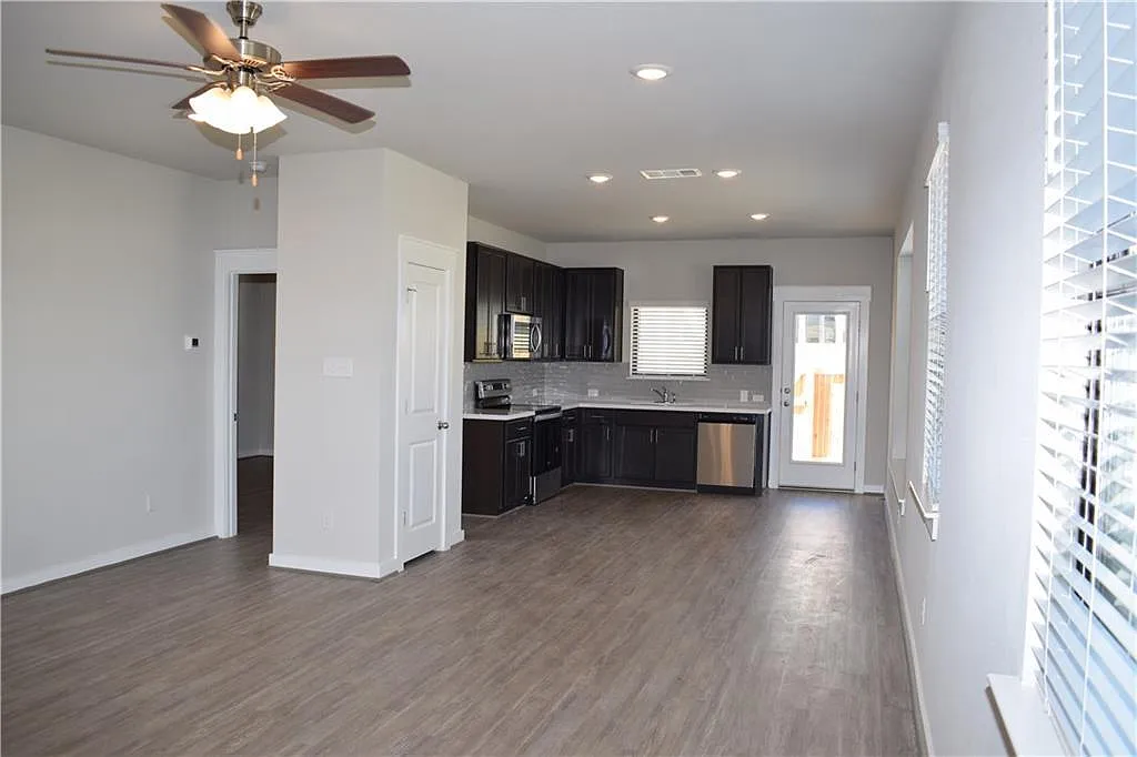 4 bed, 2.5 bath, 2124 sqft, $1,995 — Photo 3