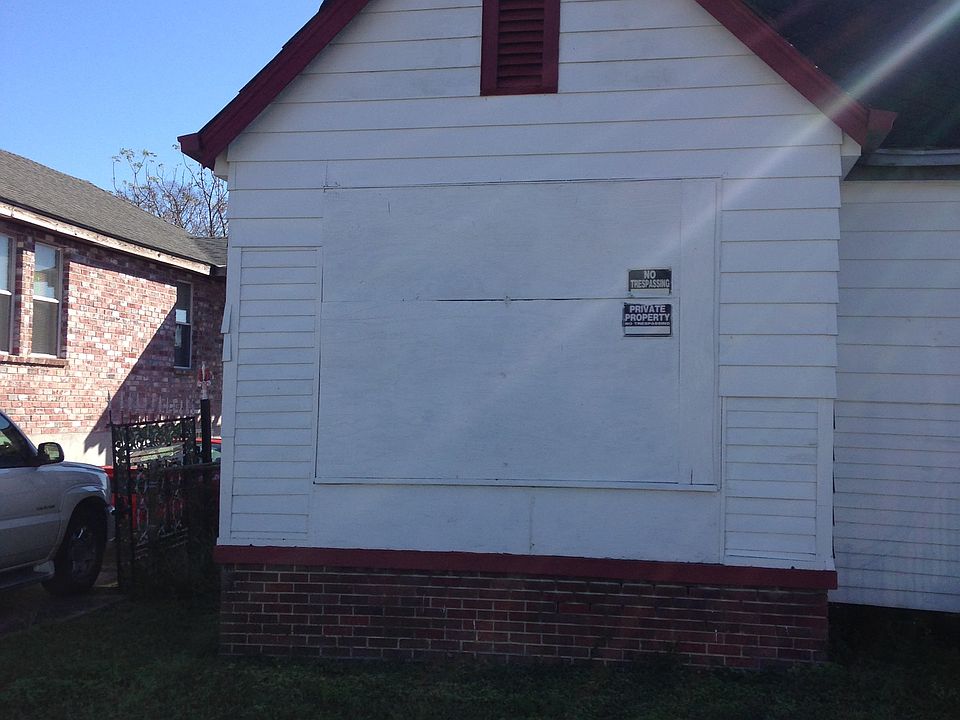 2nd image of 2421 Alvar St