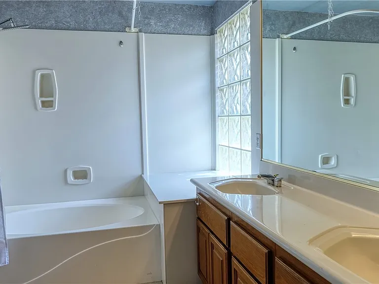 3924 Royal Scots Ave — Photo 26