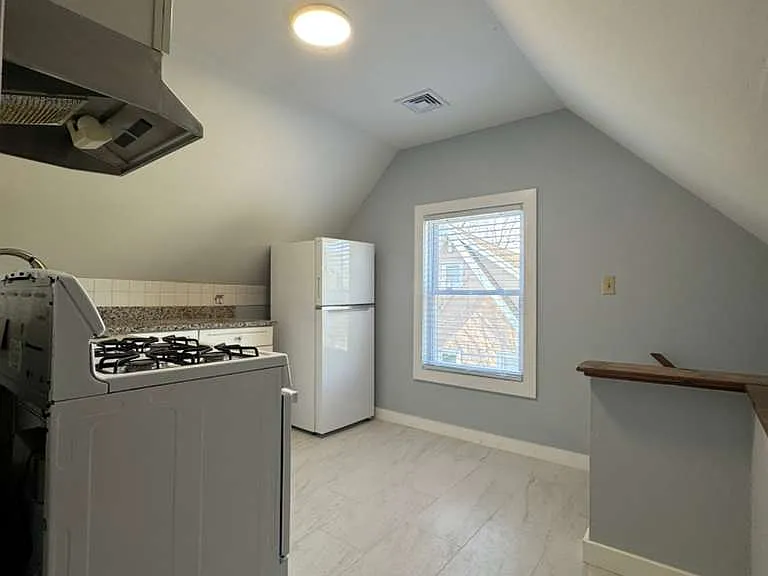 50 Young St #R3 — Photo 10