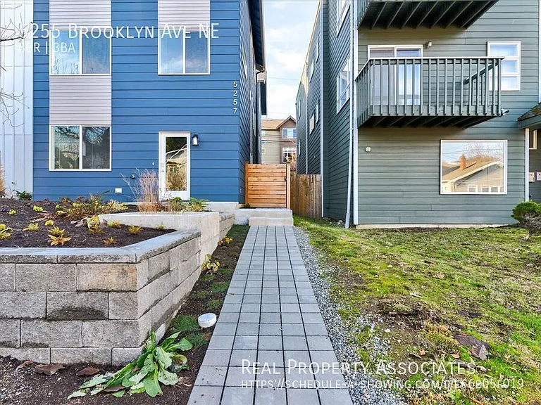 5255 Brooklyn Ave NE — Photo 37