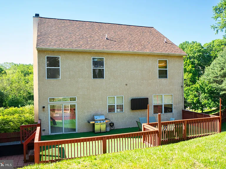 102 Thomas Ln — Photo 68