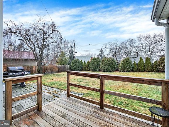 3rd image of 809 Grandview Rd