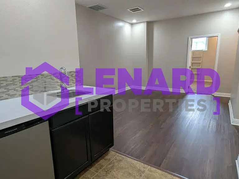 2406 Colton — Photo 8
