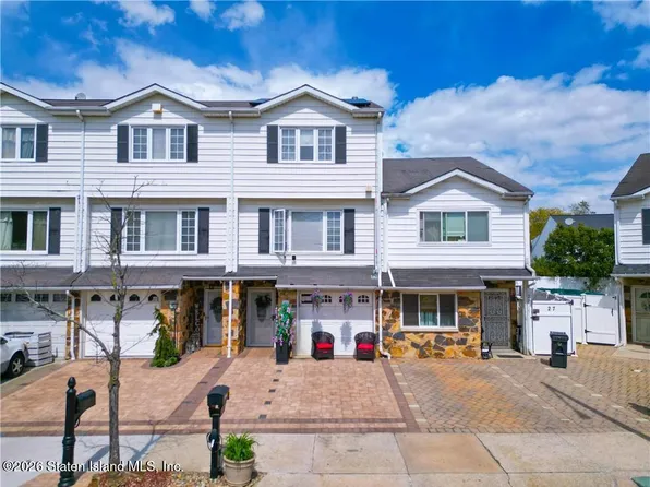 25 Poets Cir, Staten Island, NY 10312