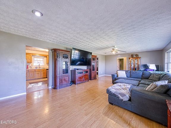 3rd image of 2215 Island Blvd