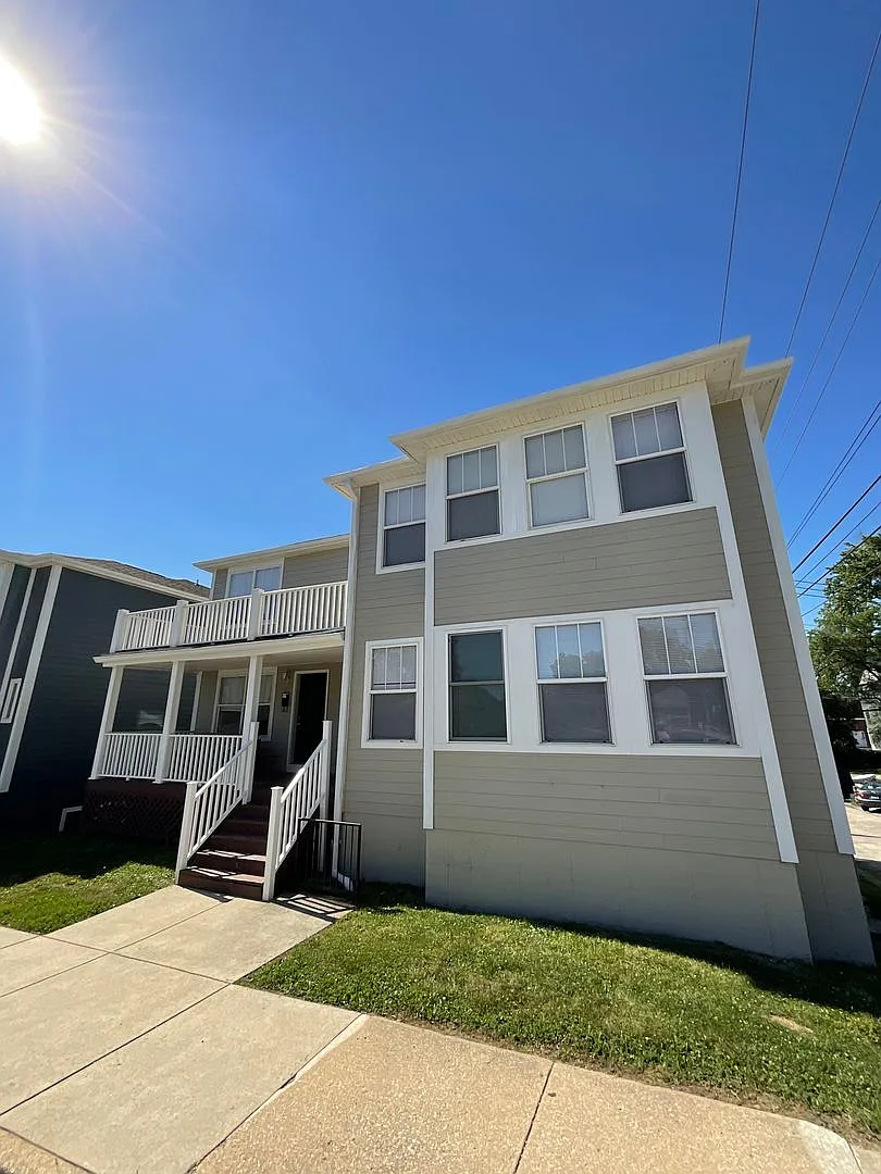 Available August 2028 4 Bed, 2 Bath House Large Group Option : 18- 20! — Photo 2