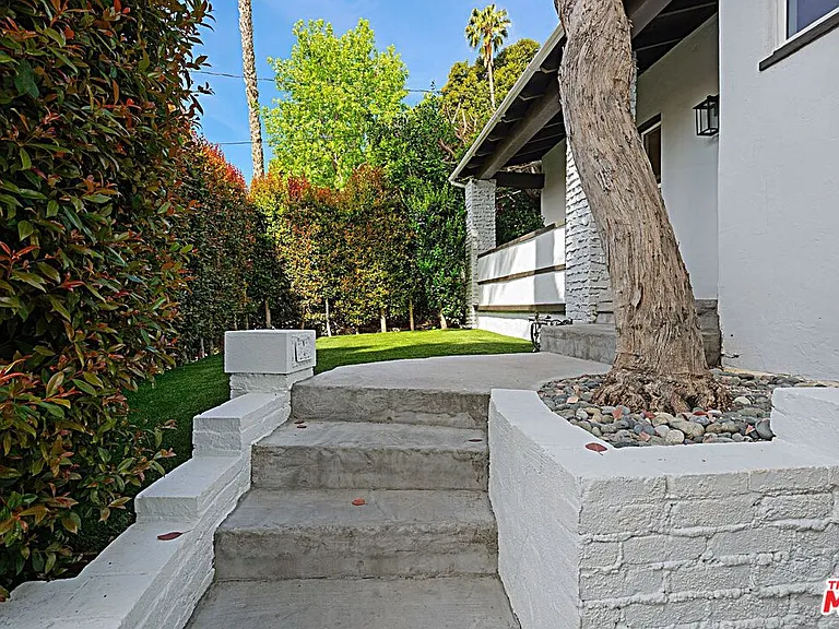 9023 Phyllis Ave — Photo 6