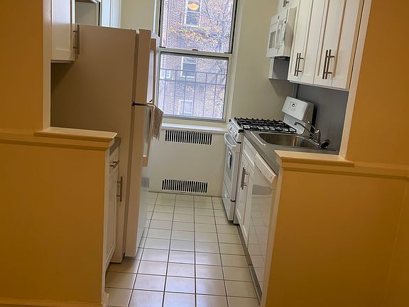 3rd image of 7001 113th St APT 4A