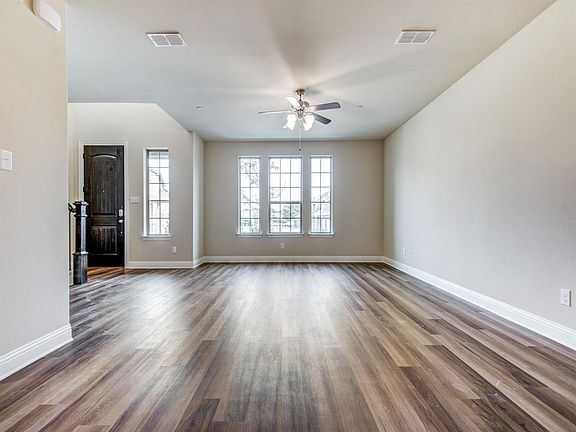 3rd image of 1044 Foxglove Dr