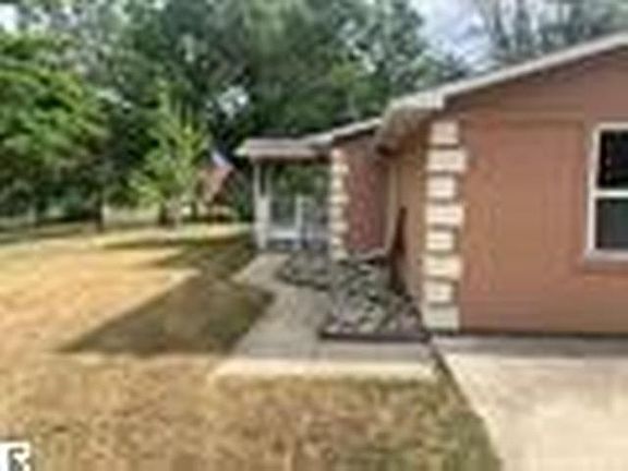 3rd image of 2091 Pine Crescent Dr