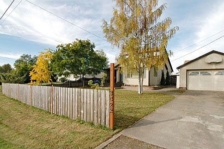 Level 2 car width driveway with a Mechanic's Dream Garage