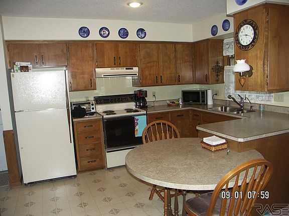 2nd image of 1108 N Carol St