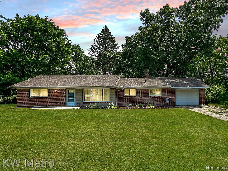 1st image of 2479 Emerson Ave