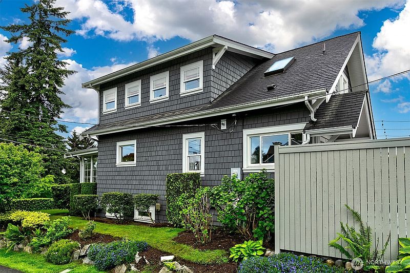 3rd image of 5761 35th Avenue NE