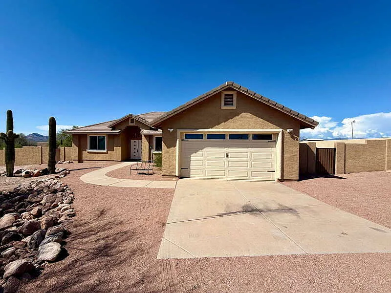 3 bed, 2.0 bath, 2013 sqft, $2,400 — Photo 2