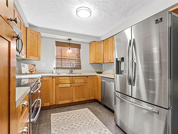 4th image of 1726A York St S