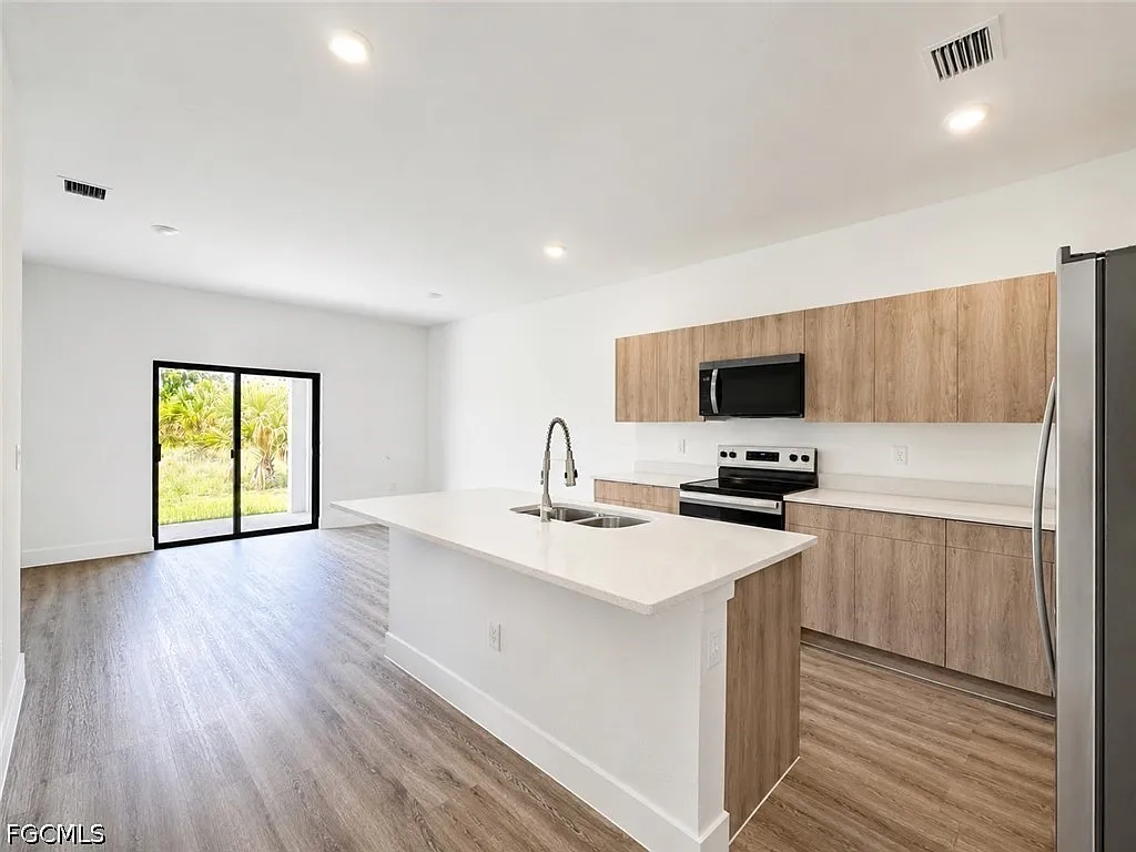 3 bed, 2.0 bath, 1084 sqft, $1,699 — Photo 2